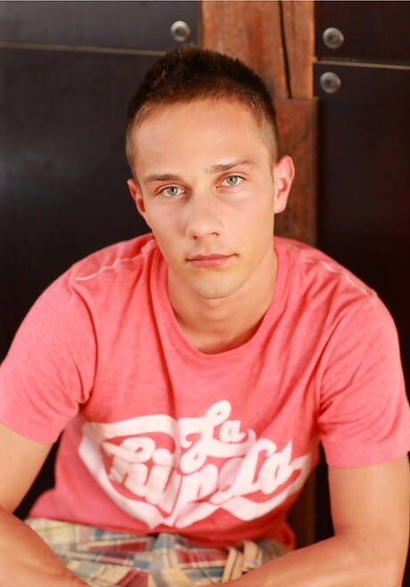 Der amerikanische Twink Todd Rosset zieht sich aus und zeigt seinen knackigen Hintern