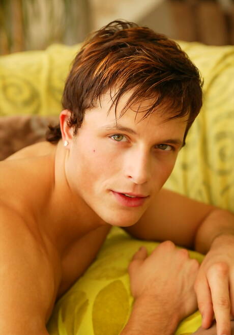 Belami Online: Le taureau Jacques Brière se déshabille et montre son cul