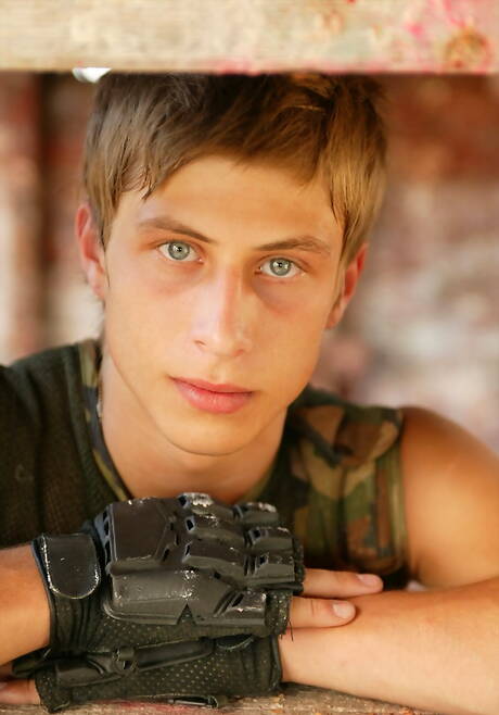 El musculoso checo Jack Harrer se desnuda y muestra su trasero