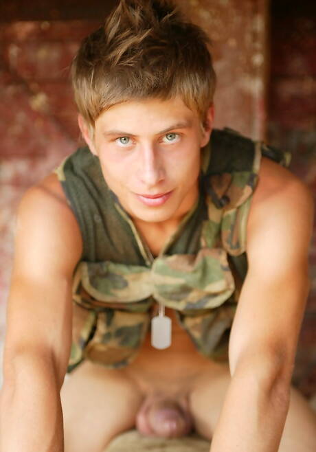 El musculoso checo Jack Harrer se desnuda y muestra su trasero