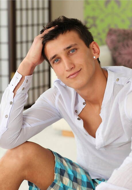 Husky Thomas rozbiera się i pokazuje tyłek