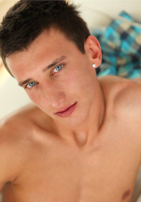 Husky Thomas rozbiera się i pokazuje tyłek