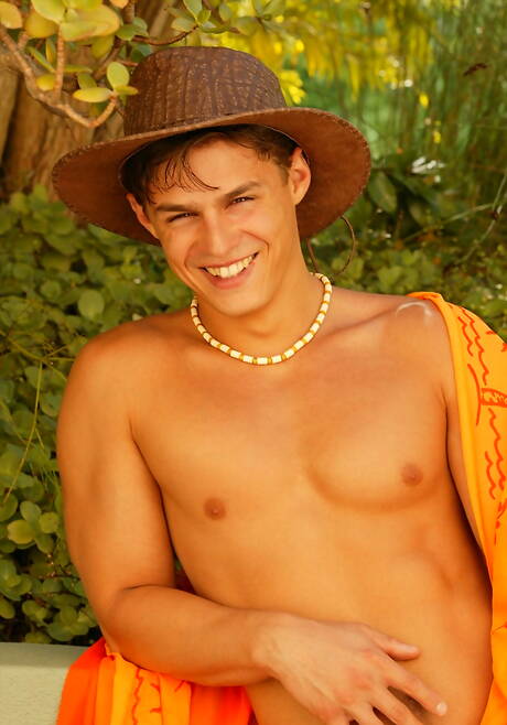 Le taureau Danny Saradon se déshabille et montre son joli cul à l