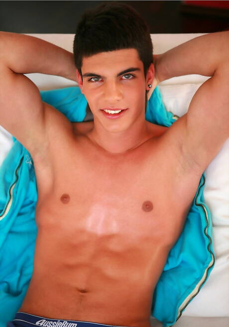 たくましい体格のニノ・ヘイデンがヌードでセクシーなお尻を披露