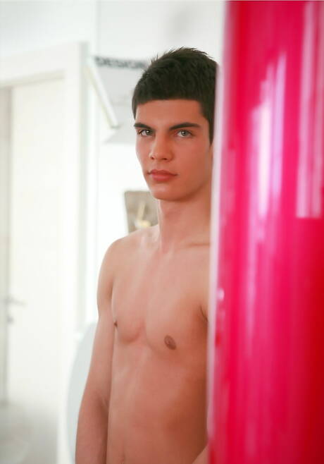 たくましい体格のニノ・ヘイデンがヌードでセクシーなお尻を披露