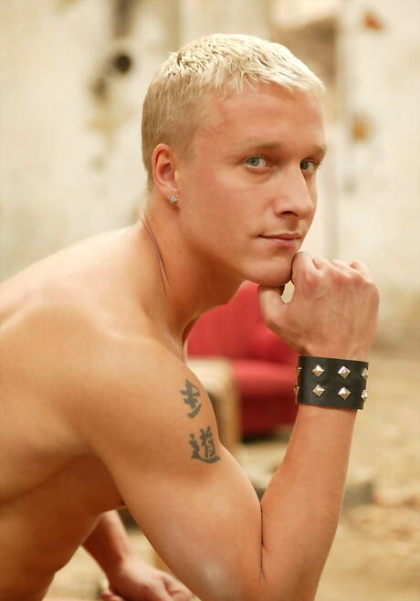 Le musclé Keith Johansson pose nu et montre ses fesses en extérieur