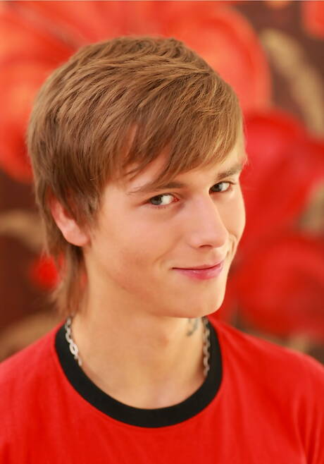 Czech stud Kevin Warhol undressing and showing tight butt