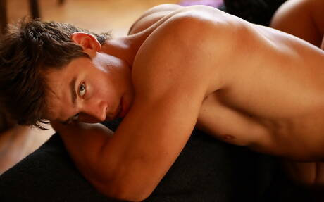 O garanhão americano Kris Evans e Skyler Caine fazem amor no banheiro