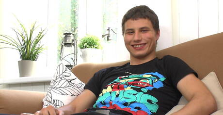 Der attraktive Tscheche Peter Annaud masturbiert