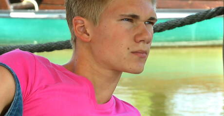 Lo stallone Ashton Mitchell si masturba all