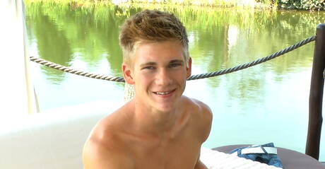 Lo stallone Ashton Mitchell si masturba all