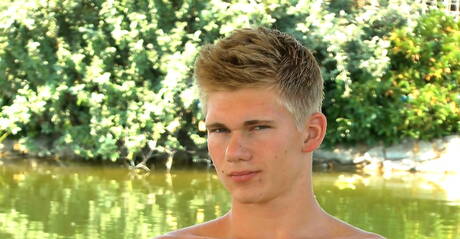 Lo stallone Ashton Mitchell si masturba all