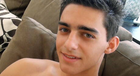 Der kräftige Kerl Nicolas neckt seinen Schwanz