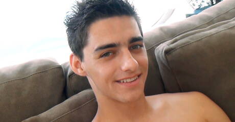 Der kräftige Kerl Nicolas neckt seinen Schwanz