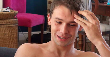 Der junge Tscheche Tim Campbell masturbiert in der Küche