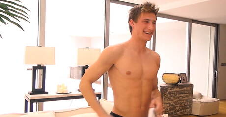 Damian le costaud se branle la bite