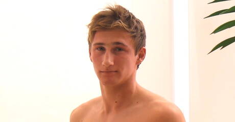 Damian le costaud se branle la bite