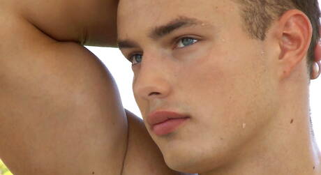 El checo Hoyt Kogan se masturba al aire libre