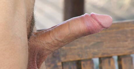 El checo Hoyt Kogan se masturba al aire libre