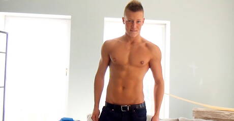 Andrew Lynch, le costaud, taquine sa bite