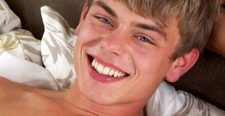 O jovem polonês Jaco Van Sant masturbando seu pau