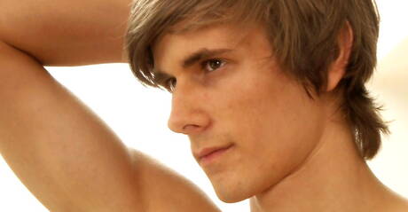 Der tschechische Schönling Gregg Meyjes hat Vergnügen beim Duschen