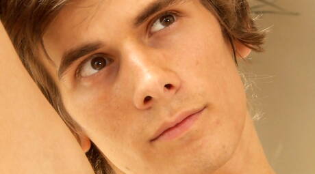 Der tschechische Schönling Gregg Meyjes hat Vergnügen beim Duschen