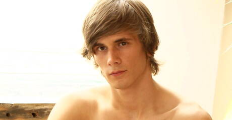 Der tschechische Schönling Gregg Meyjes hat Vergnügen beim Duschen