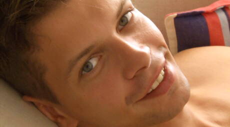 Der slowakische harte Kerl Rhys Jagger wichst seinen Schwanz in einer heißen Dusche