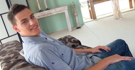 O durão Landon Mitchell masturba seu pau