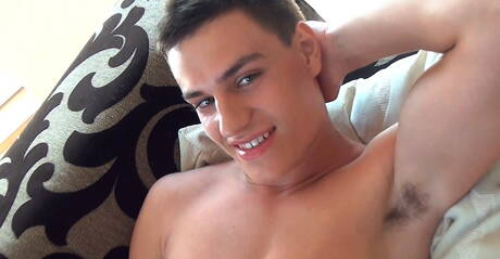 O durão Landon Mitchell masturba seu pau