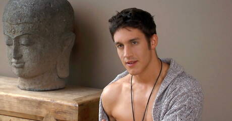 Il bel ragazzo Declan Brookes si diverte