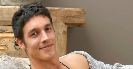 El guapo Declan Brookes se lo pasa genial