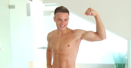 Le taureau Patrick Rogan joue avec sa bite