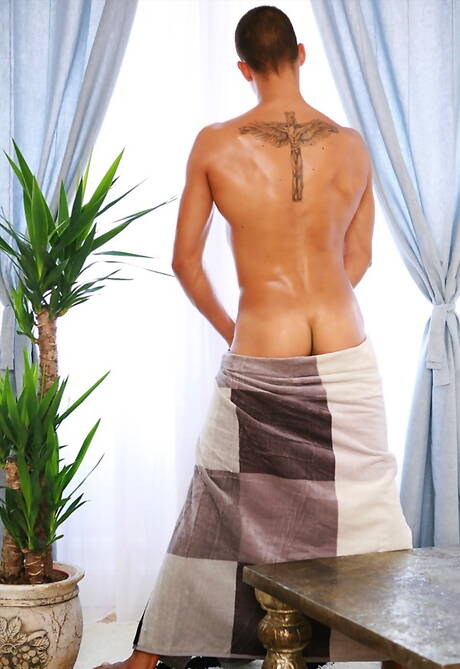 Beefcake Dan Arlett get naked and showing hot butt