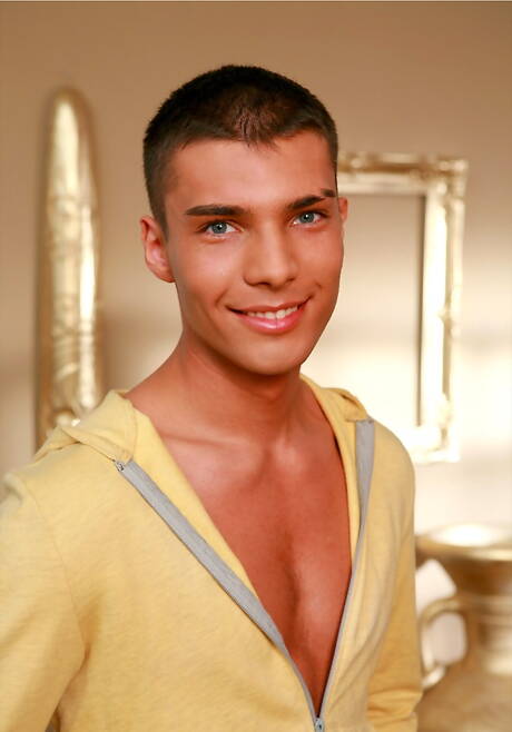 El hombre fuerte Gil Adams se desnuda y muestra su culo apretado