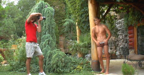 Amerykański przystojniak Mick Lovell masturbuje się na zewnątrz