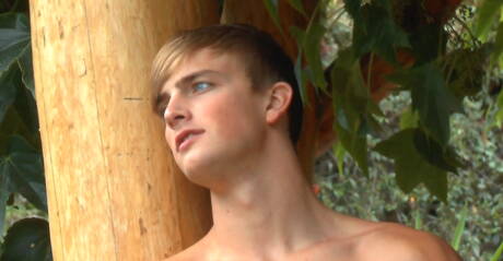 Amerykański przystojniak Mick Lovell masturbuje się na zewnątrz