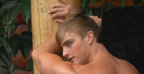 Amerykański przystojniak Mick Lovell masturbuje się na zewnątrz