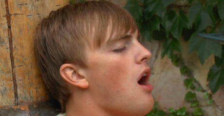 Amerykański przystojniak Mick Lovell masturbuje się na zewnątrz