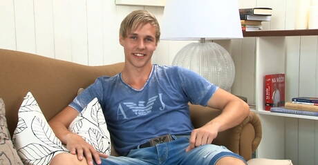 Mikko musclé se branle la bite