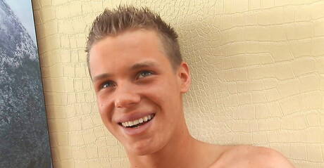 Hete twink Benjamin plaagt zijn pik