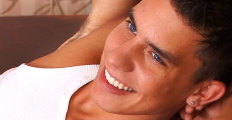 Hunk Will Cooper speelt met pik