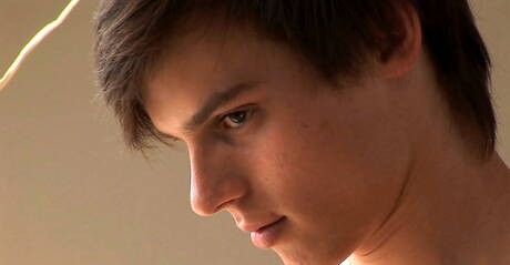 De goed gebouwde Tsjechische Cameron Buirski trekt zijn pik af