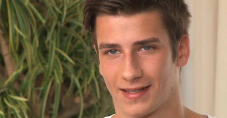 Der amerikanische Twink Nate Donaghy wichst seinen Schwanz