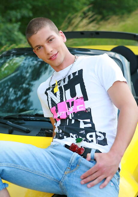 El husky húngaro Julien Hussey posando desnudo al aire libre