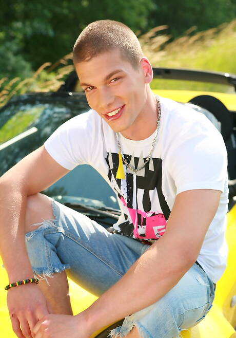 El husky húngaro Julien Hussey posando desnudo al aire libre