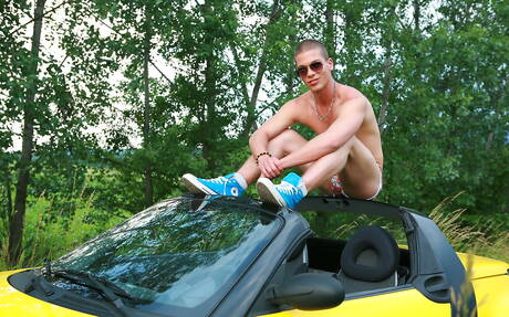 El husky húngaro Julien Hussey posando desnudo al aire libre