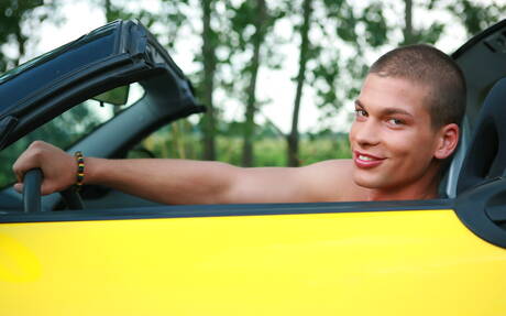 El husky húngaro Julien Hussey posando desnudo al aire libre