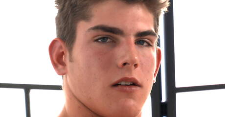 Der muskulöse Doug Shelton wichst seinen Schwanz